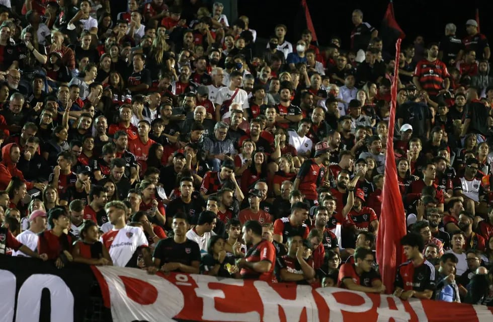 Los fanáticos rojinegros pueden ingresar este lunes al Estadio Mario Alberto Kempes para ver al equipo.