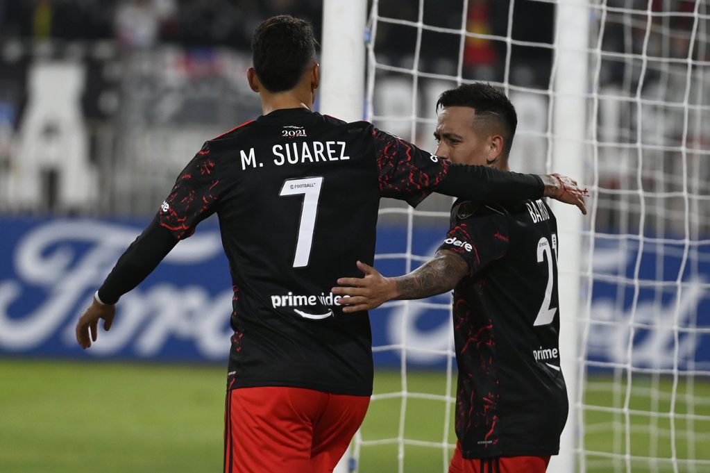 Matías Suárez y Esequiel Barco festejan el gol de River.