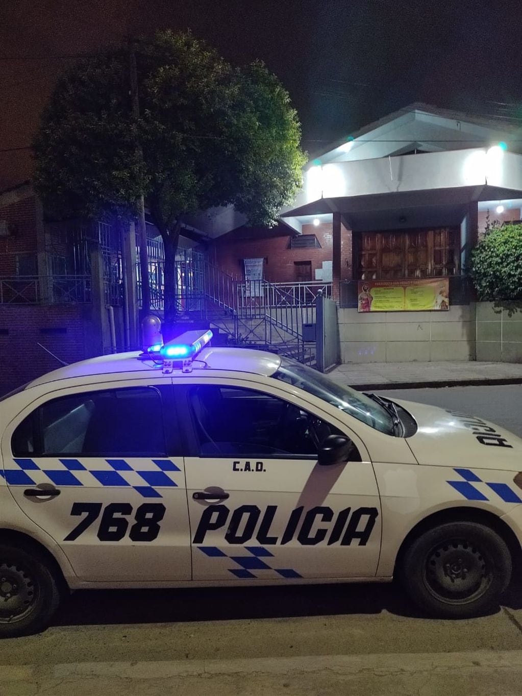 Móviles policiales patrullan las calles en Jujuy, en horas de la madrugada.