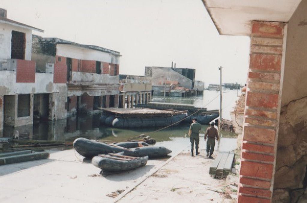 Las barcazas del Ejercito que traban en el lugar  (Museo Fotográfico)