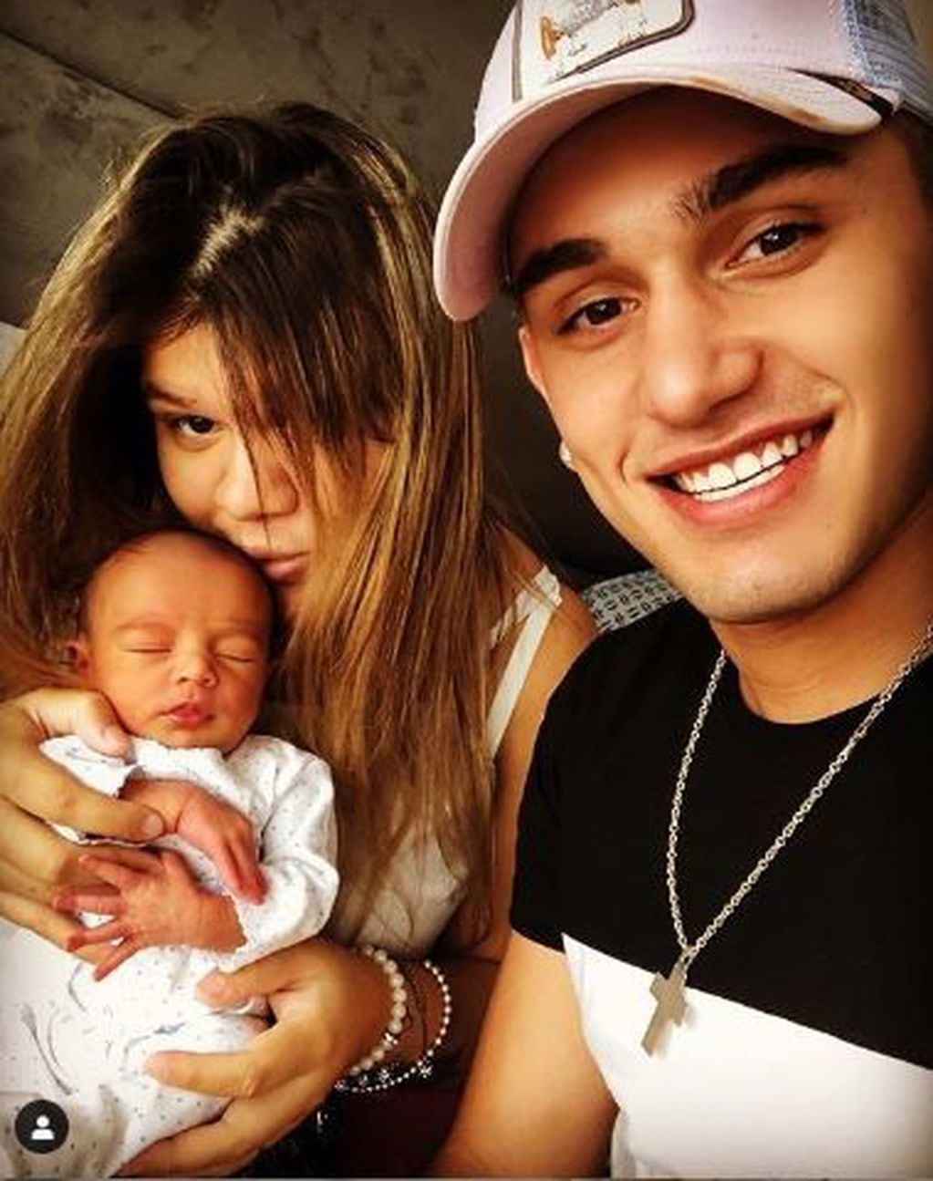 Morena Rial, junto a su bebé y su novio. (Instagram)