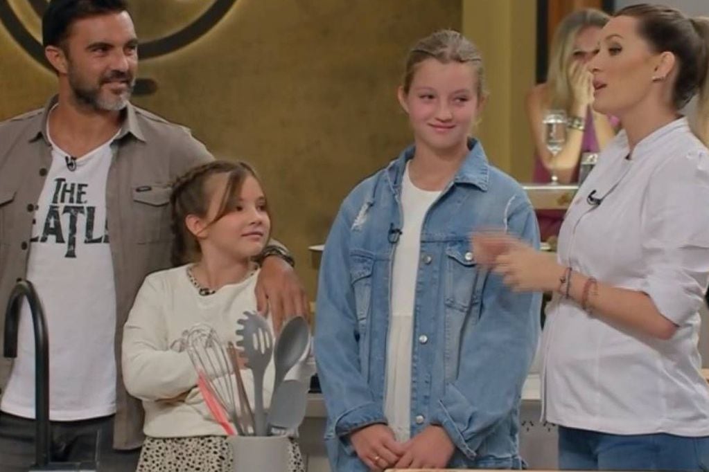 Familia ensamblada: Fabián Cubero, sus hijas y Mica Viciconte, durante la final de "MasterChef Celebrity". (Captura)