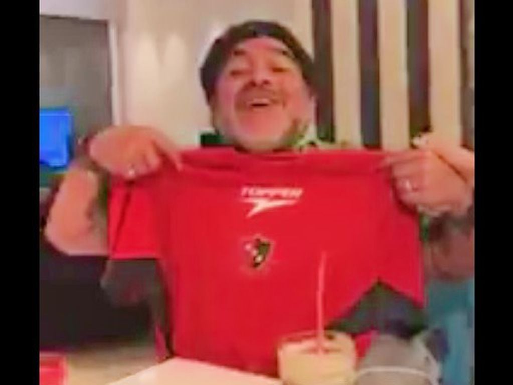 Maradona se mostró con una camiseta de Newell's