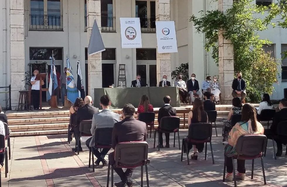 La Facultad de Ciencias Médicas de la Universidad Nacional de Cuyo realizó una ceremonia abreviada para que 42 graduados.