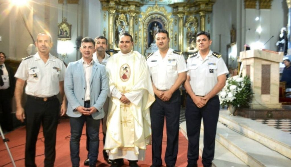 Leandro Roldán junto a efectivos policiales en el día que lo consagraron sacerdote.