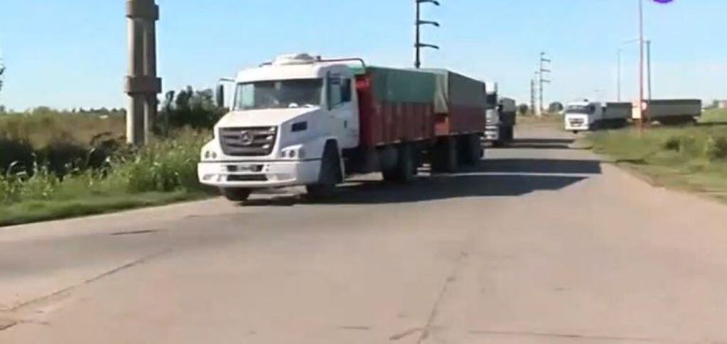 En el ingreso a la planta de Cargill en Villa Gobernador Gálvez sólo había vehículos de carga. (Canal 3)