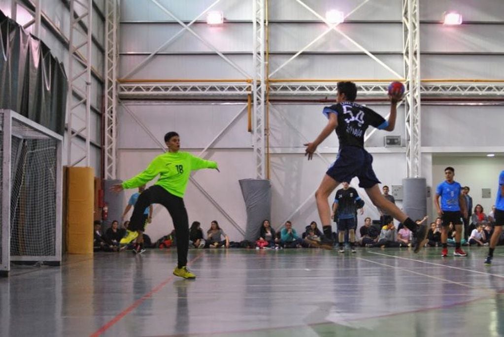 Coronel Patricio a punto de convertir, jugador de club Centro Galicia Handball Ushuaia.