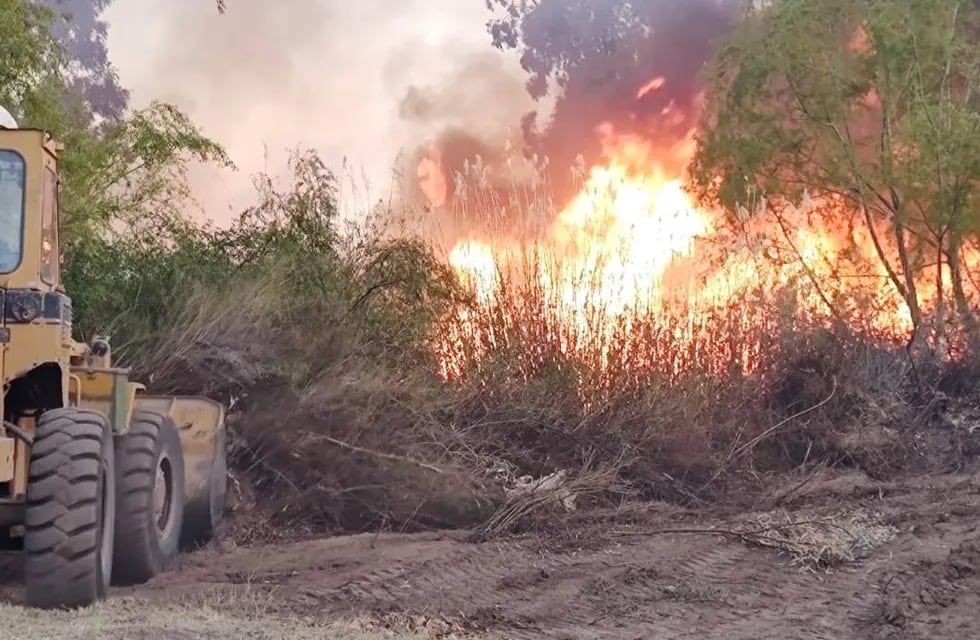 Incendio en Valle Grande. El fuego cruzó el río Atuel y avanzó hacia la zona residencial. Se quemaron mas de 700 hectáreas.