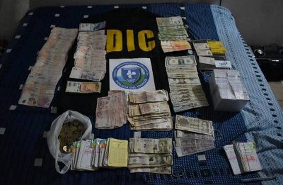 Dinero, autos y motos, los elementos secuestrados durante los allanamientos. (Prensa Policía del Chaco)
