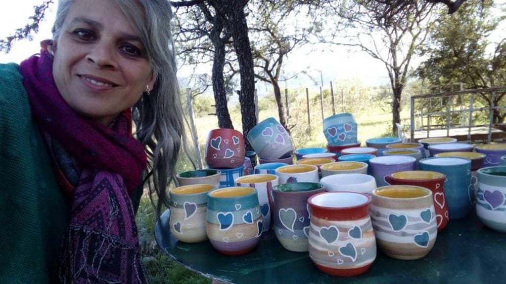 Cecilia Luque, quien junto a Gabriela, realizaron las tazas y mates de cerámica.