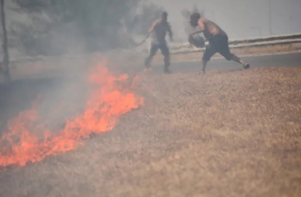 Incendios en la autopista Córdoba-Carlos Paz, cercanías a Malagueño.