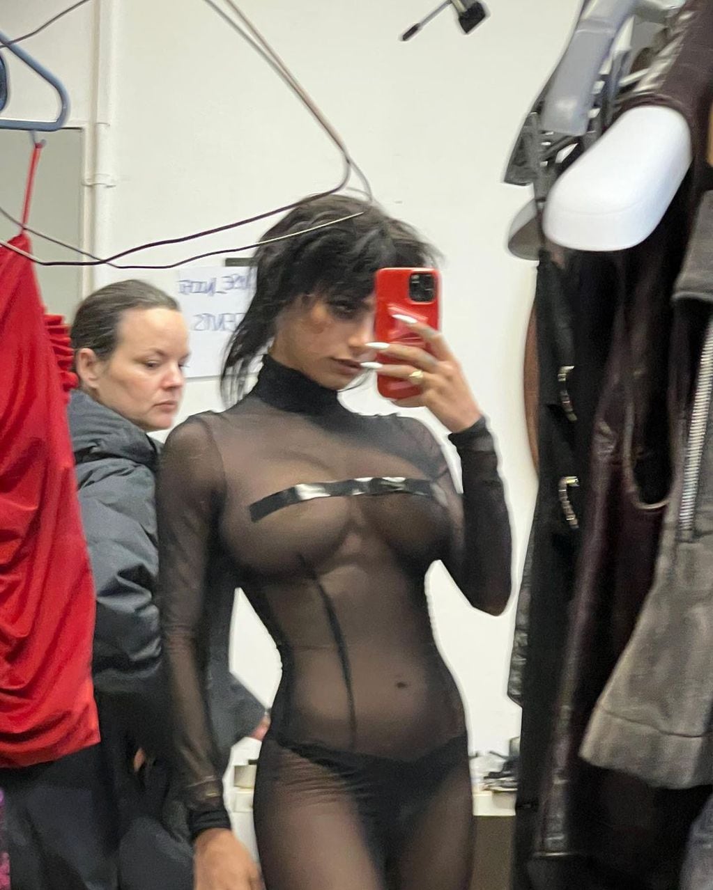 Mia Khalifa le pasó por encima a la censura en Instagram al lucir un vestido transparente y nada debajo.