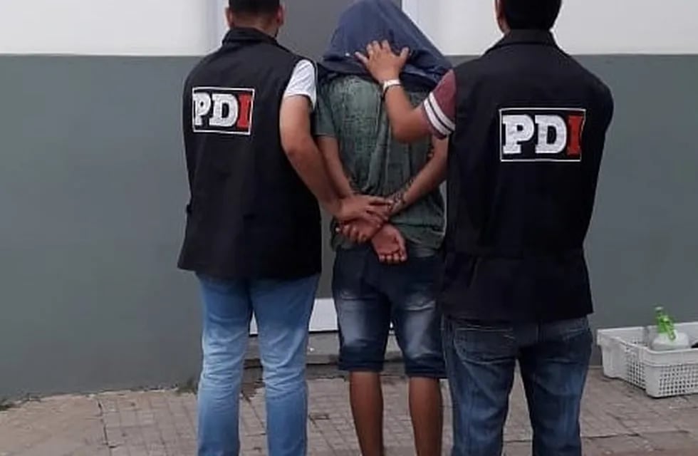 El menor detenido, ingresando a las instalaciones de la PDI (@MinSegSF)