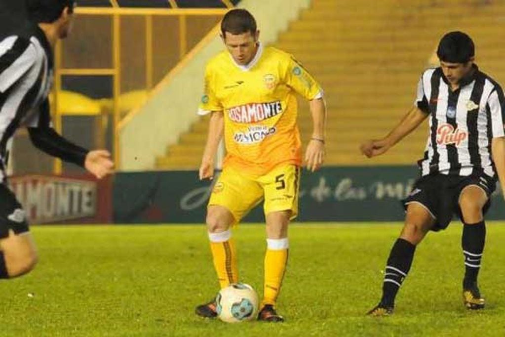 Miguel Nievas Escobar ya jugó en Misiones con la camiseta de Crucero del Norte. Ahora vuelve franjeado a Villa Sarita.