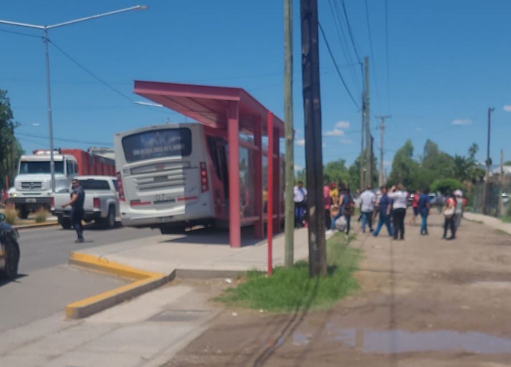 Un micro atropelló a varias personas, entre ellas niños, que esperaban en una parada de Guaymallén y hay heridos de gravedad.