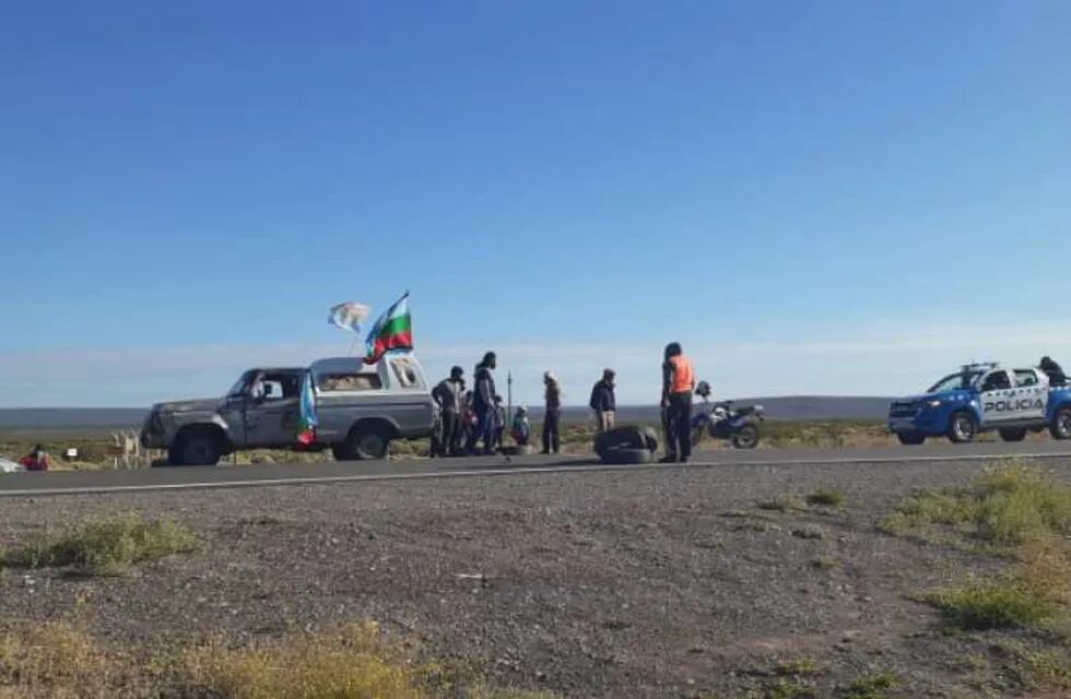 La comunidad Mapuche cortó la Ruta Nacional 22 para denunciar que les usurparon la personería