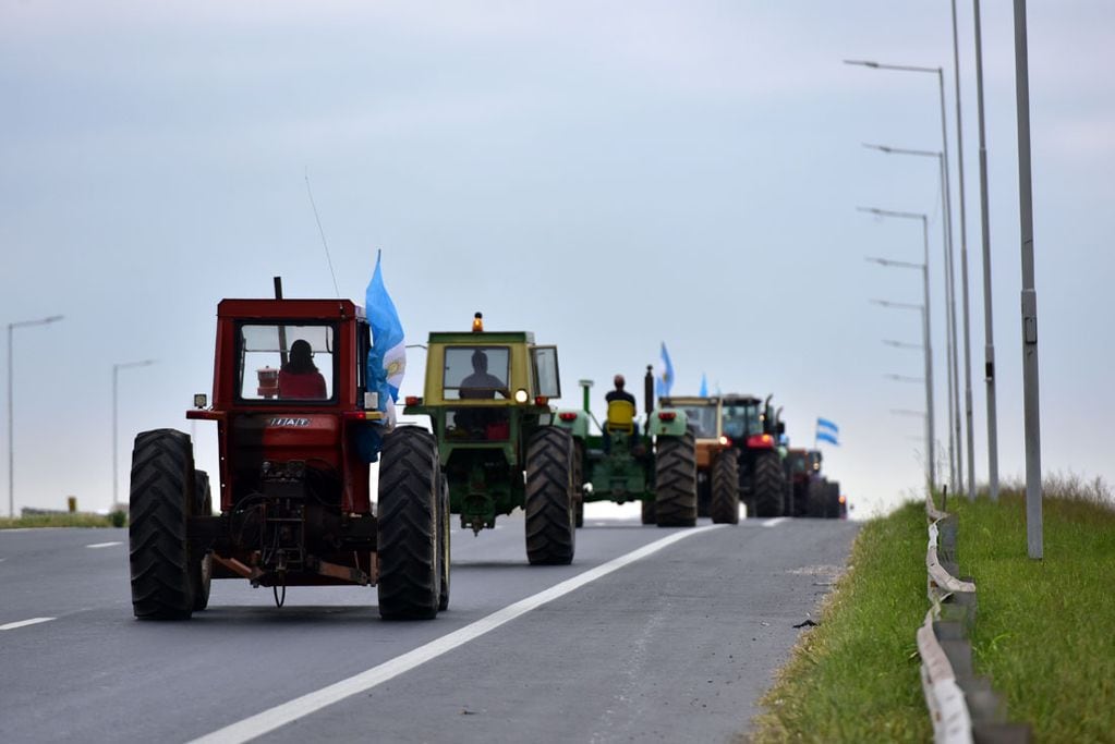 “Tractorazo” en Córdoba contra la suba de las retenciones.
Marchan en caravana hasta avenida Circunvalación y ruta 36. (Nicolás Bravo/ La Voz)