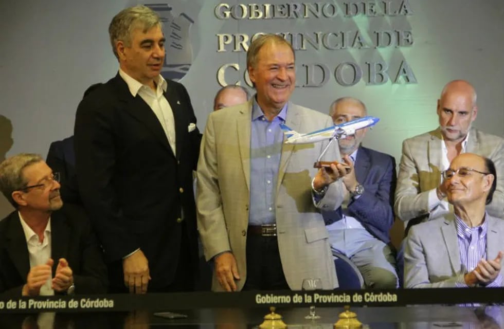 Provincia y Aerolíneas firman acuerdo de conectividad.