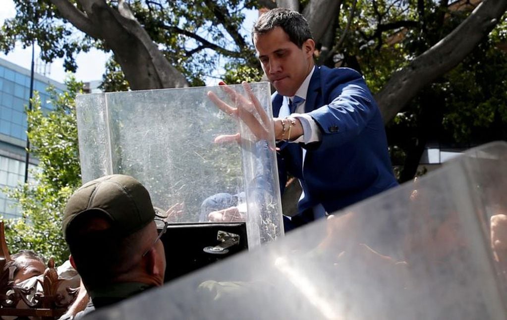 Guaidó intenta entrar a la Asamblea Nacional pero la policía se lo impide. (Foto: REUTERS/Manaure Quintero)