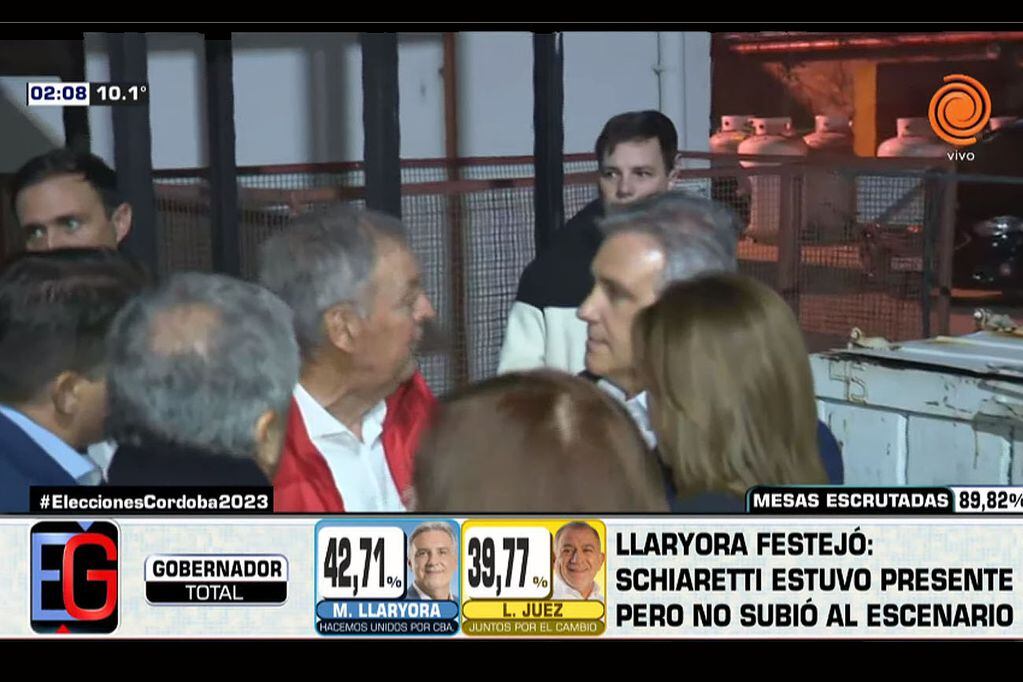 Elecciones 2023: el momento en el que Juan Schiaretti se encuentra con Martín Llaryora, antes de que el intendente dijera que había ganado las elecciones en el hotel Quorum. (Captura de pantalla)