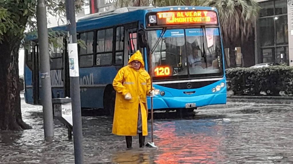 Realizan tareas de desobstrucción ante el temporal en Rosario