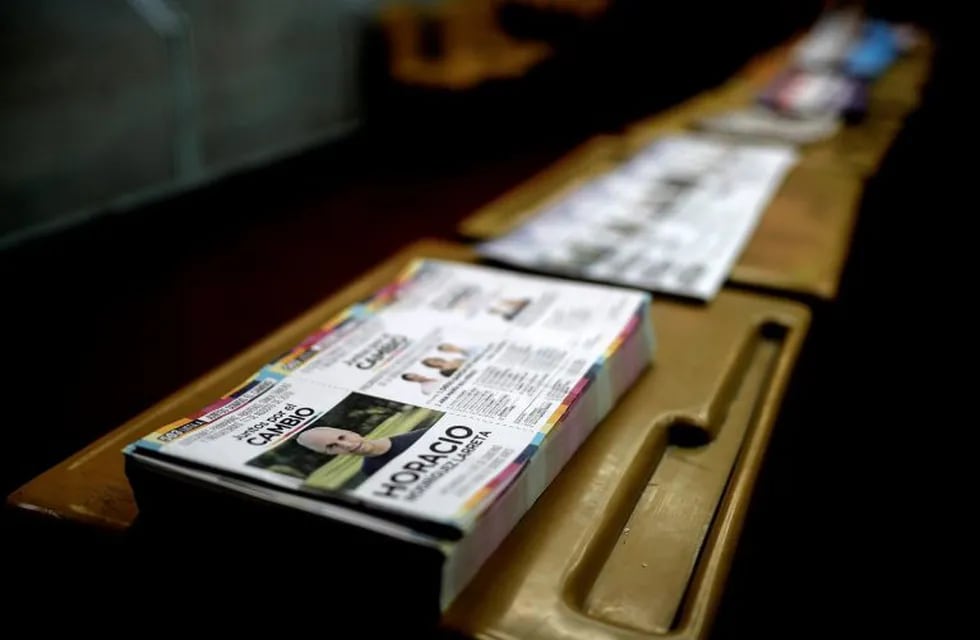 Vista de las boletas dentro del cuarto oscuro en uno de los centros de votación asignados para las elecciones Primarias para Presidente en la ciudad de Buenos Aires, el domingo 11 de agosto del 2019. Crédito: EFE/Juan Ignacio Roncoroni