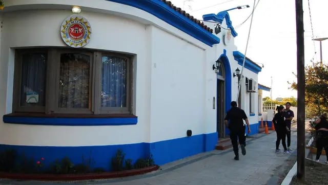 Sede policial. Dos viviendas ubicadas a pcoos metros de la comisaría de Río Segundo fueron blanco de la inseguridad. (La Voz)