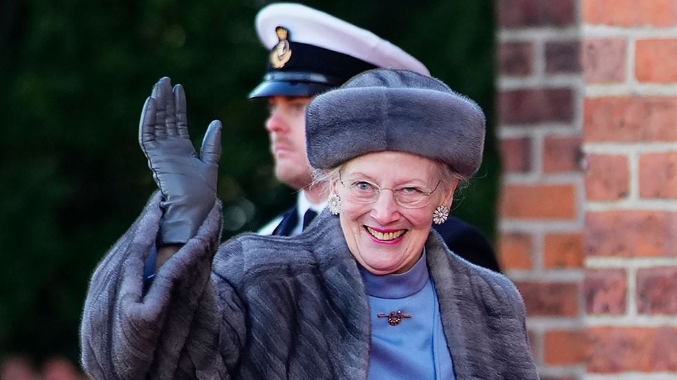 La reina Margrethe II accedió al trono de Dinamarca en 1972. El país celebra el quincuagésmimo aniversario de su posesión con celebraciones de bajo perfil debido a la pandemia de coronavirus. Las celebraciones públicas han sido postergadas para finales de septiembre de 2022.