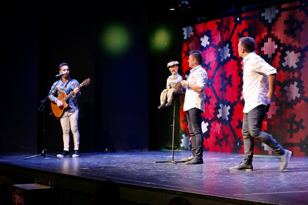 Los tres artistas en escena, Iván Coniglio en guitarra, Mauro Villaverde junto a Pirulo, y Gerardo Coniglio el encargado de orientar la historia.