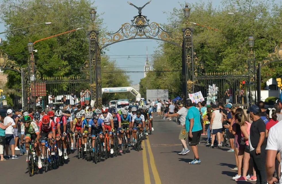 Ultima etapa de la 45 edición de la Vuelta Ciclista Mendoza 2021. Foto: Orlando Pelichotti / Los Andes
