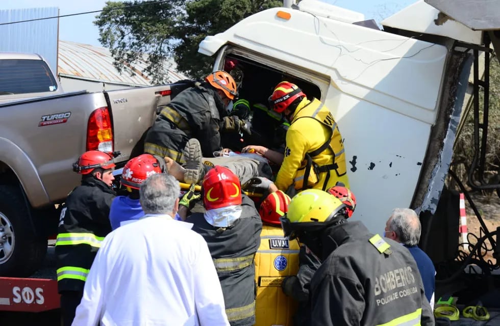 El momento del rescate del camionero atrapado. (La Voz/José Gabriel Hernández)
