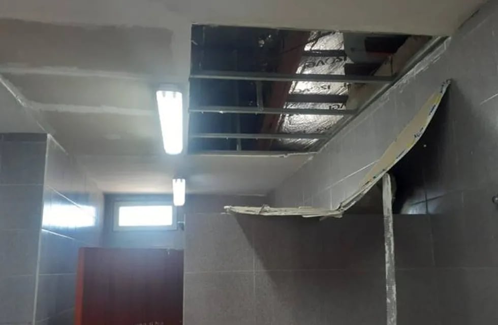 Se derrumbó parte del techo del baño de varones de una escuela de Neuquén y suspendieron el inicio de clases.