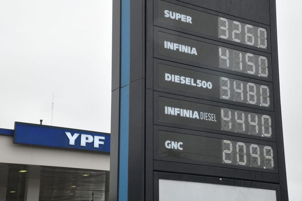 Tablero de precios de combustibles en YPF. Foto: Ramiro Pereyra/La Voz