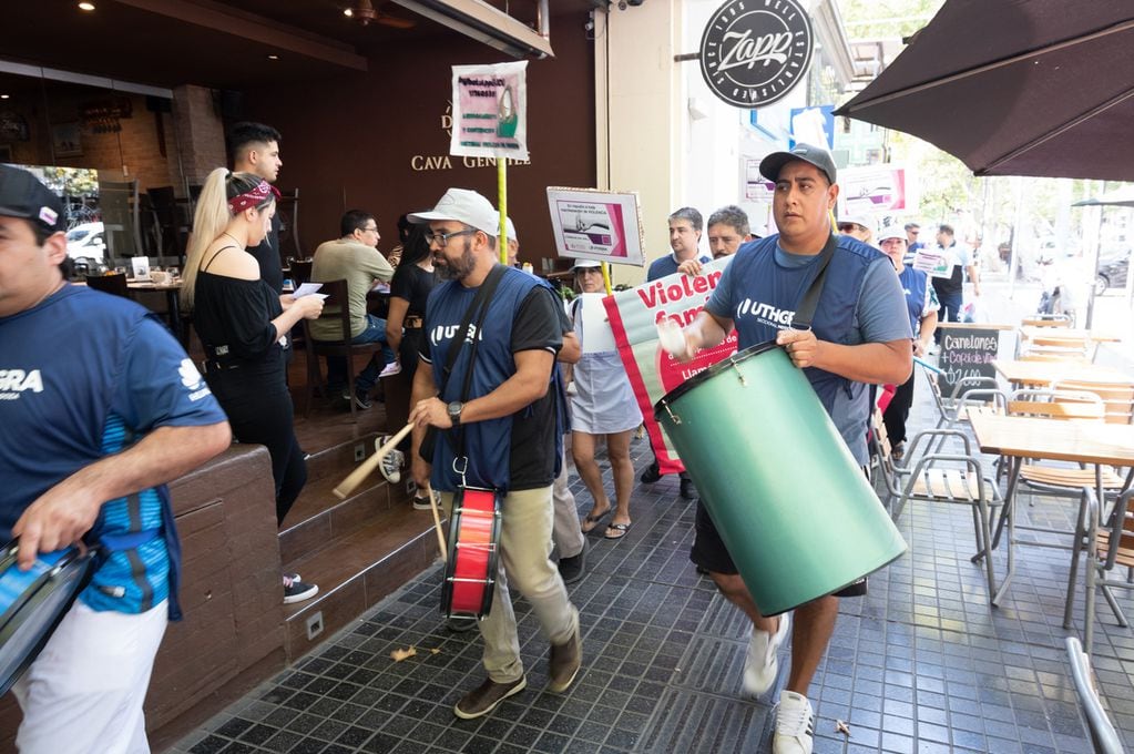 Protesta del gremio de los trabajadores gastronómicos UTHGRA  en la calle Arístides reclamando trabajo en blanco. 

