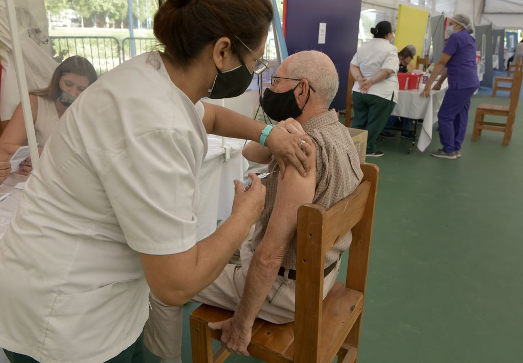 Vacunación a mayores de 70 años en el Parque Benegas de Godoy Cruz
