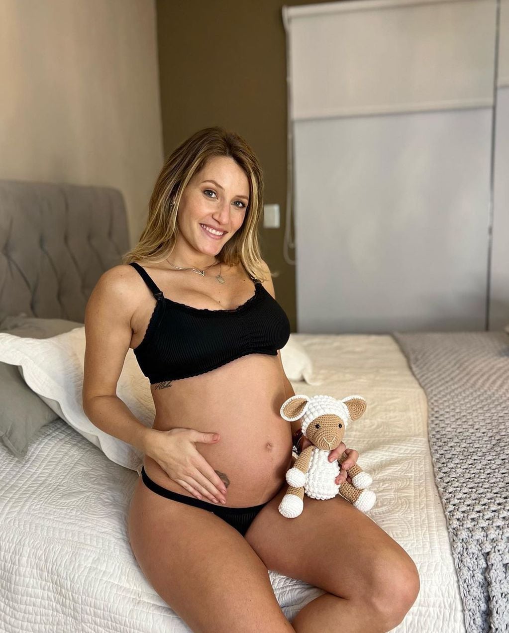 Mica Viciconte en una tierna sesión de fotos mostrando su embarazo.