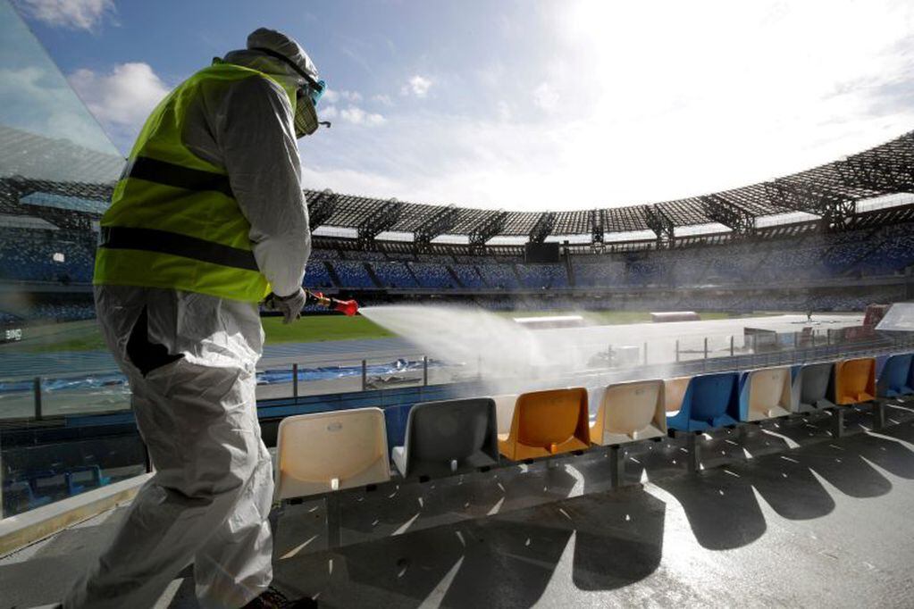 Efectivos fumigan el estadio San Paolo en Nápoles. (Foto: Ciro De Luca/REUTERS)