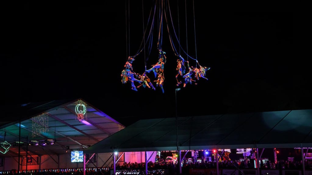 Las coreografías trazadas en el aire sorprendieron al público durante el espectacular show de Los Tekis.