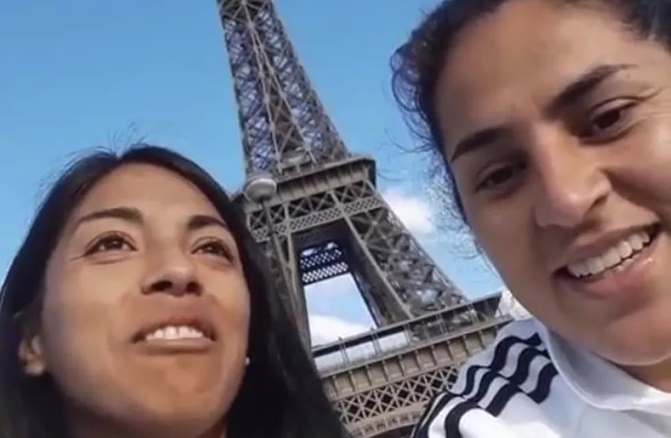 Dos jugadoras de la Selección Argentina visitaron la Torre Eiffel y se perdieron. (Instagram)