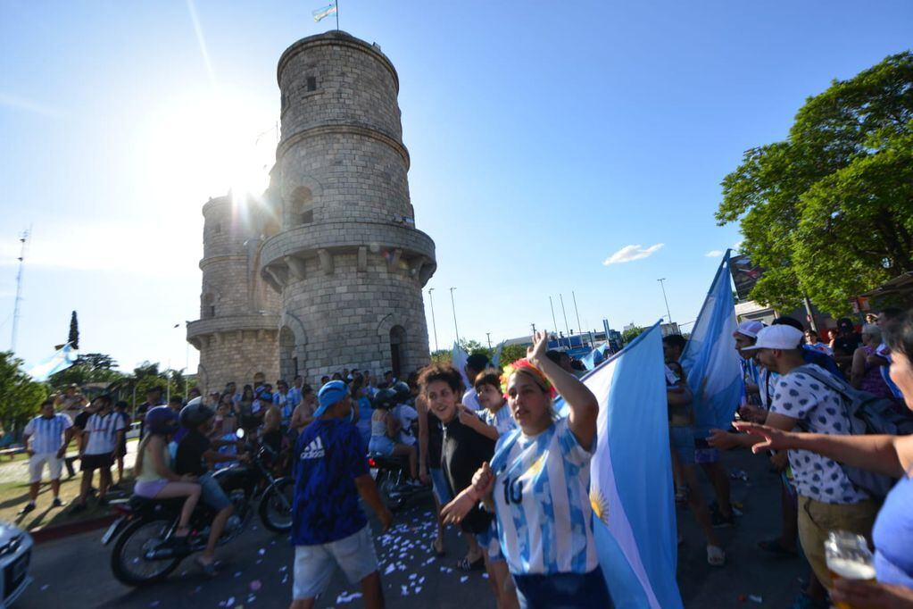 Festejos en el Arco de Córdoba por el triunfo de la Selección Argentina. (La Voz)