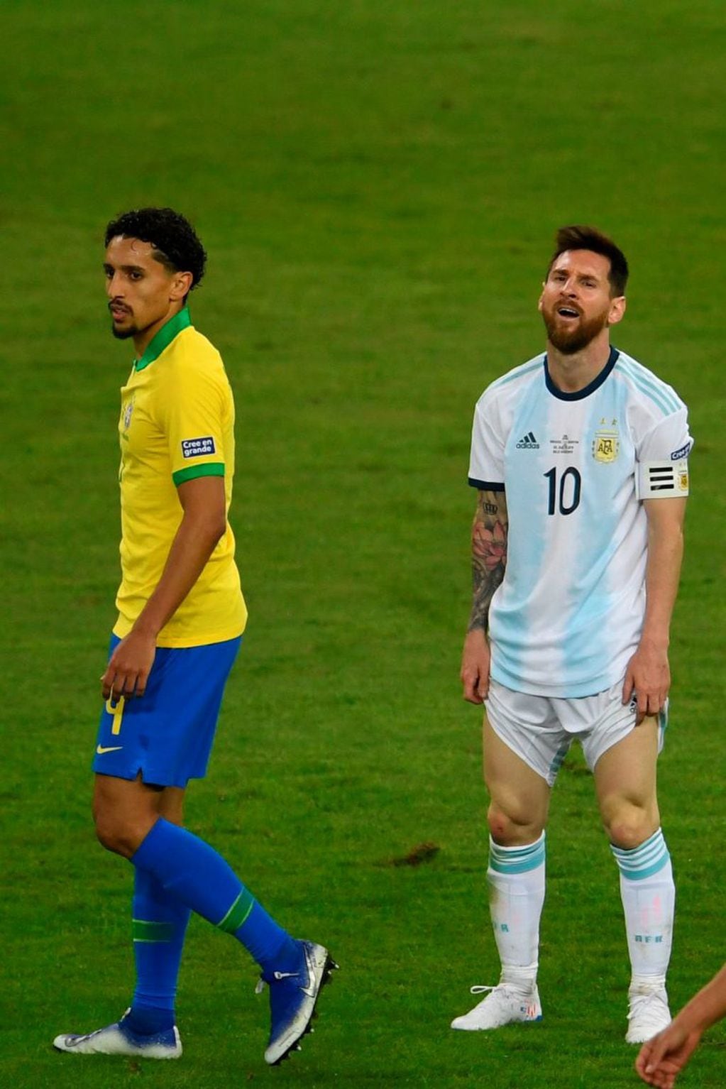 Marquinhos siguiendo de cerca a Messi. Foto: AFP / Mauro Pimentel.