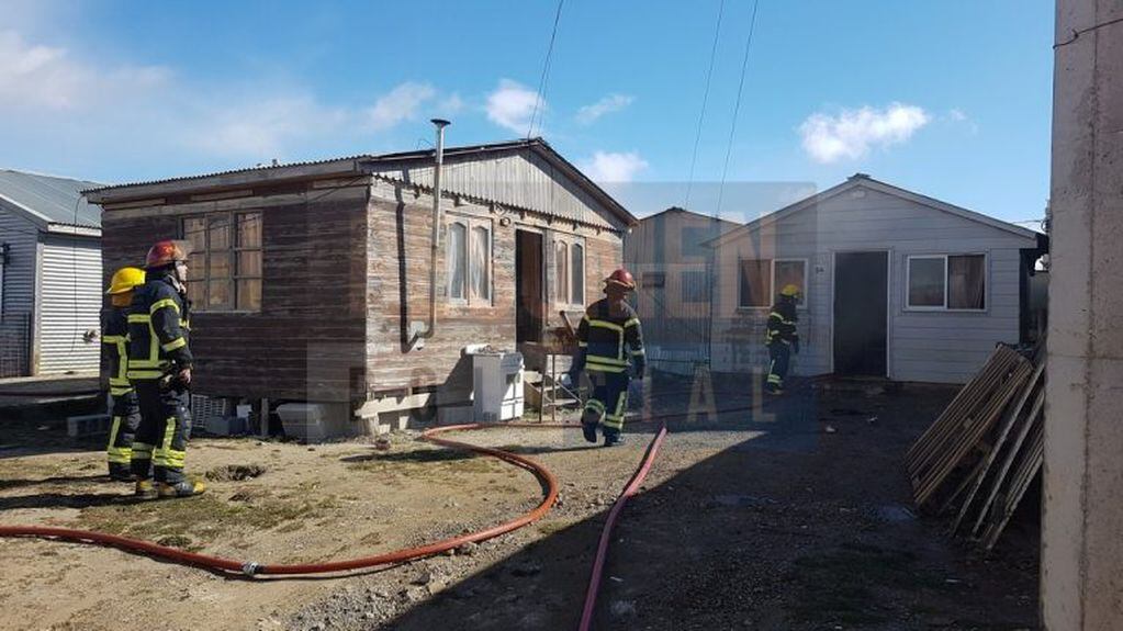 Una quema de basura se salió de control con el viento y prendió fuego una casa de Chacra XI