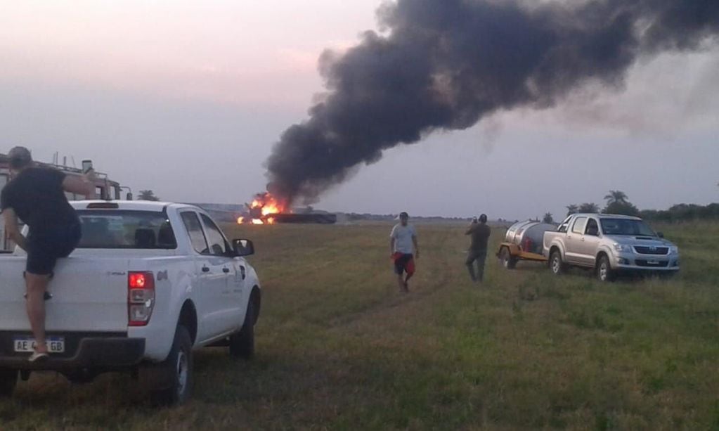 Un avión hidrante explotó y se incendió en Club Hípico, Corrientes.