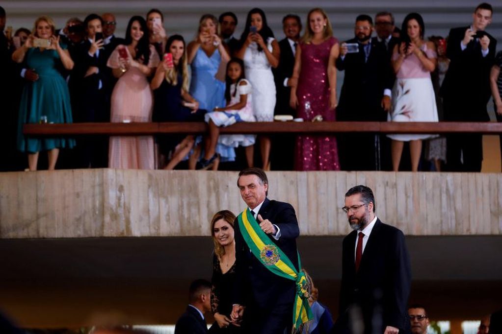 Bolsonaro, acompañado por la primera dama, recibió a los representantes de las delegaciones internacionales después de tomar posesión como presidente ante el Congreso. Crédito: EFE/Marcelo Chello.