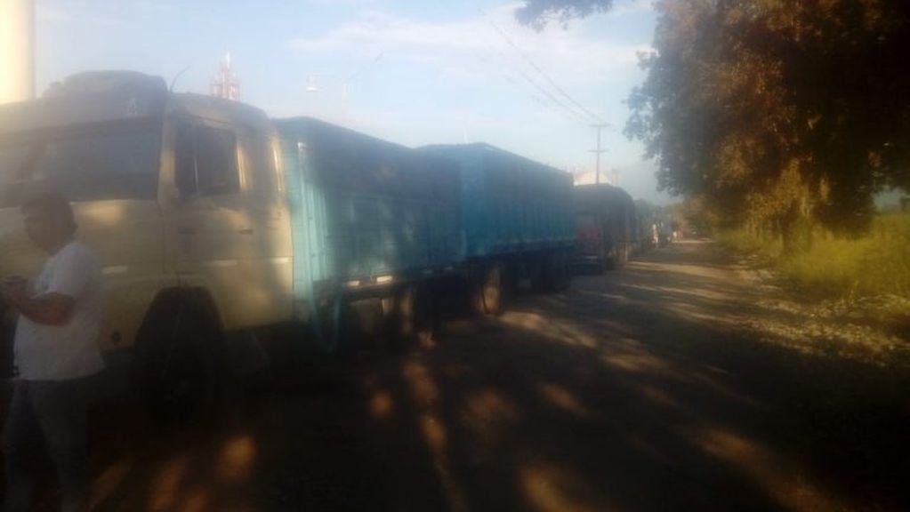 En Famaillá, los transportistas de limón reclaman en la entrada de la citrícola (Vía Tucumán)