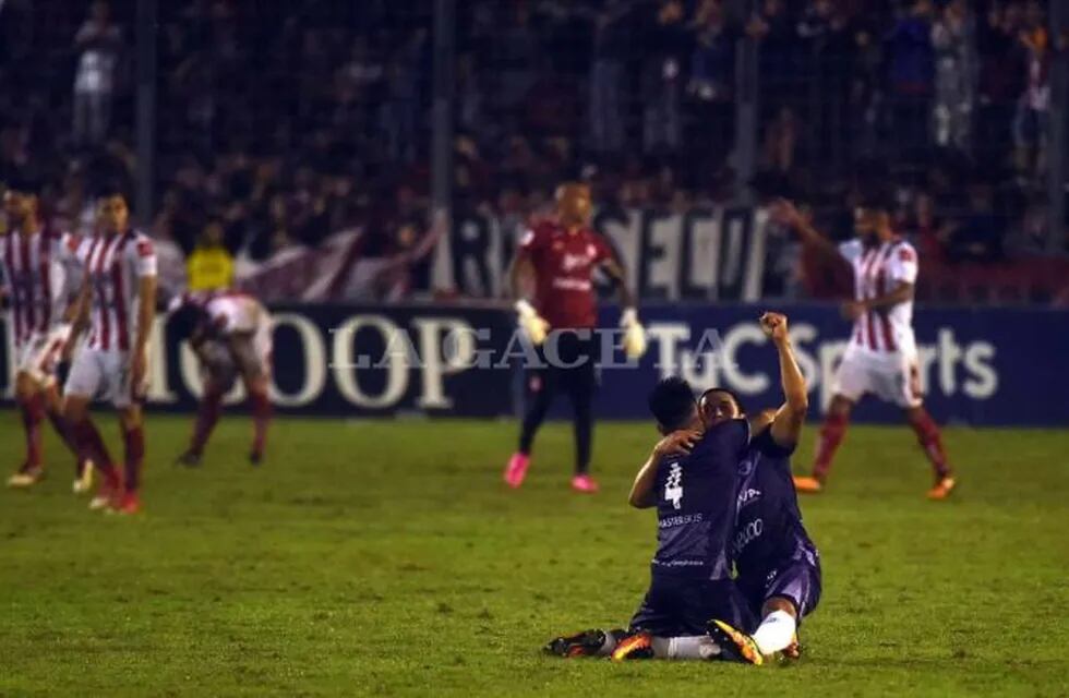 Los jugadores de Villa Dálmine se abrazan tras el tercer gol logrado frente a San Martín.