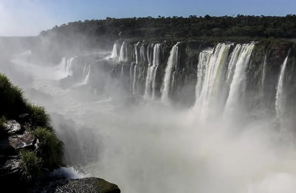 BUENOS AIRES (ARGENTINA) 04/05/2015.- Un grupo de turistas visita las cataratas del Iguazú este, 02 de mayo de 2015, en la provincia de Misiones (Argentina). Las cataratas del Iguazú se localizan sobre el río del mismo nombre, en el límite entre la provincia argentina de Misiones y el estado brasileño de Paraná, están formadas por 275 saltos de hasta 70 metros de altura, fueron declaradas Patrimonio de la Humanidad por la UNESCO y son uno de los mayores atractivos turísticos del país. EFE/David Fernández misiones  recorrida por el parque nacional iguazu lugar donde se encuentran las cataratas del iguazu declaradas Patrimonio de la Humanidad por la UNESCO