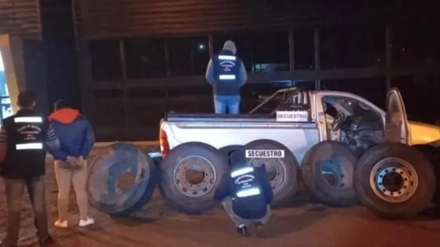 Recuperan cubiertas de camiones robadas en Aristóbulo del Valle