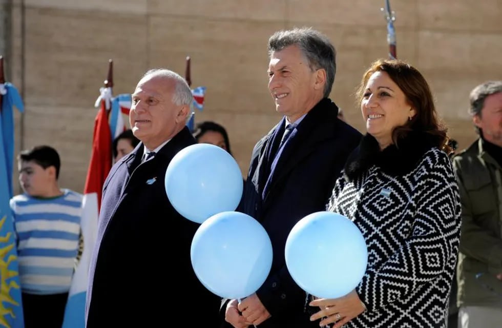 El presidente Mauricio Macri junto al gobernador Miguel Lifschitz y la intendenta Mónica Fein en los festejos por el Día de la Bandera.
