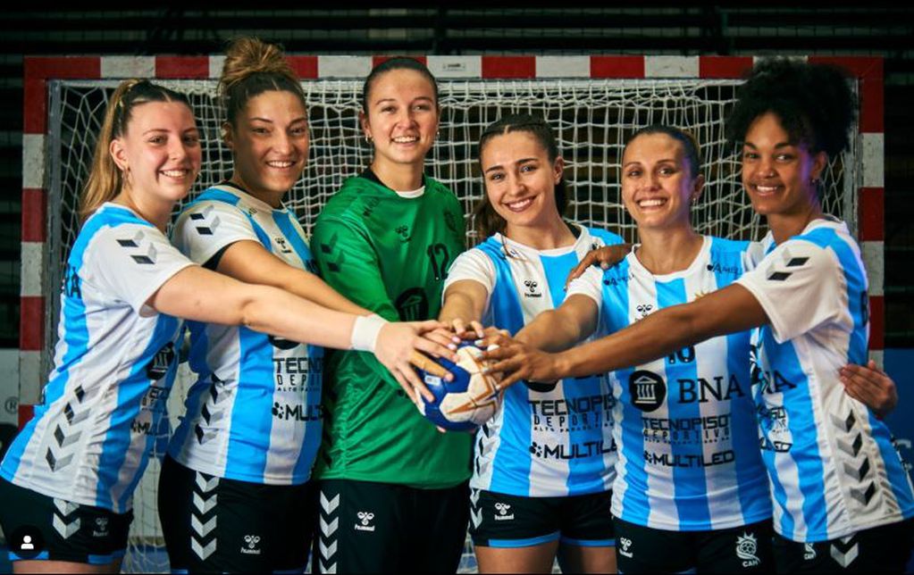 Con las mendocinas Macarena San (segunda en la imagen, de derecha a izquierda) y Ayelén García (tercera), La Garra anfitrión y candidata. Primer objetivo clasificar al Mundial Segundo ganar el torneo Sur Centro de handball.